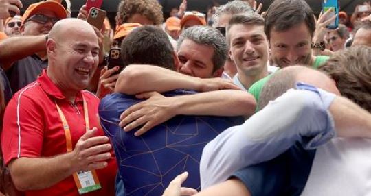 Carlos Alcaraz Gonzalez abraza a su hijo Carlos Alcaraz tras ganar la final de Wimbledon 2023 venciendo a Novak Djokovic